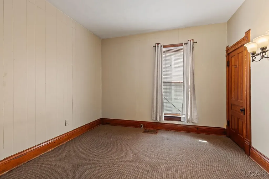 907 E Hunt Street Adrian City MI 49221