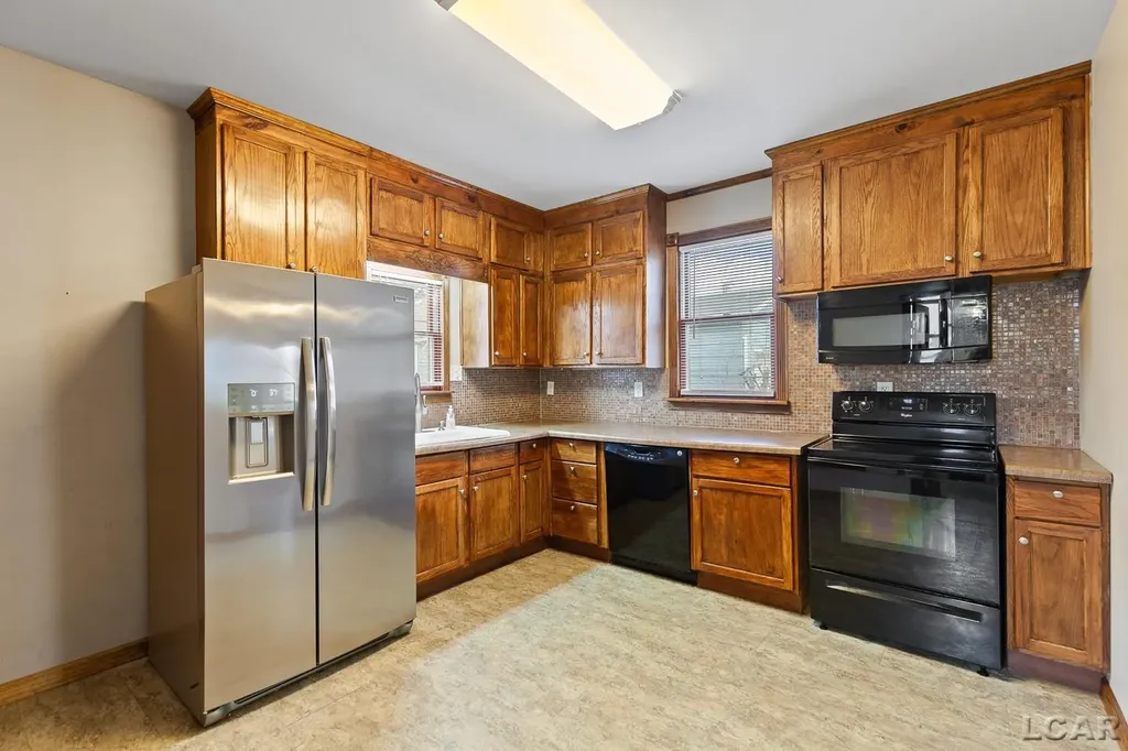 907 E Hunt Street Adrian City MI 49221