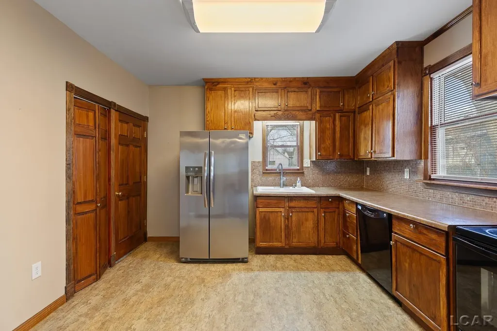907 E Hunt Street Adrian City MI 49221