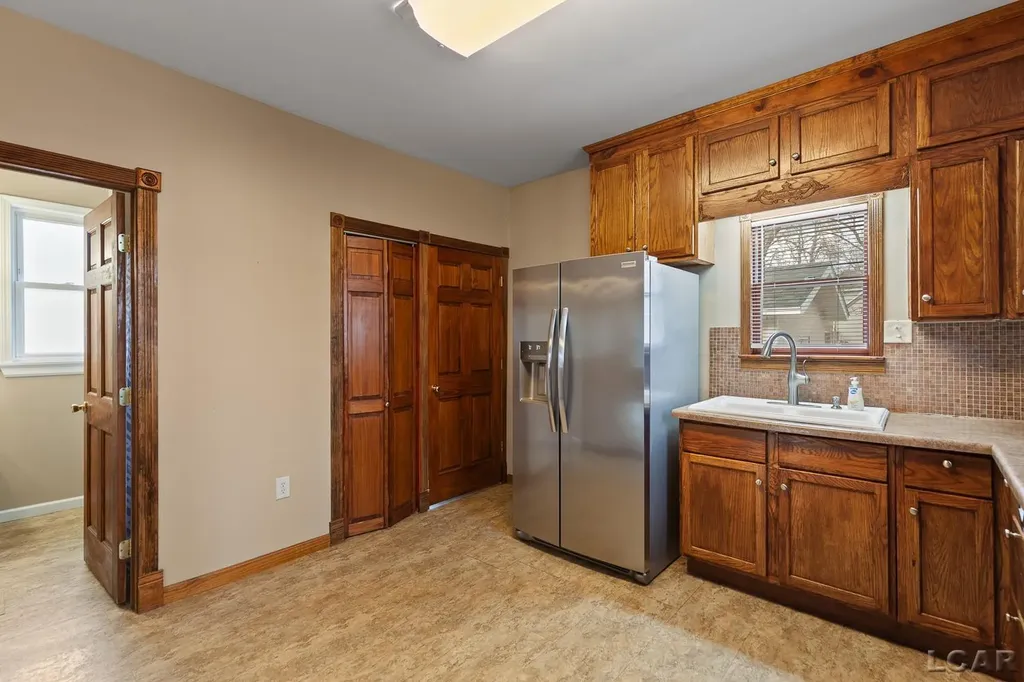 907 E Hunt Street Adrian City MI 49221