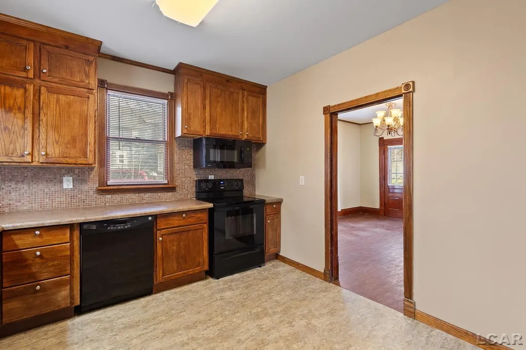 907 E Hunt Street Adrian City MI 49221