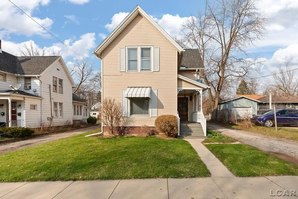 907 E Hunt Street Adrian City MI 49221