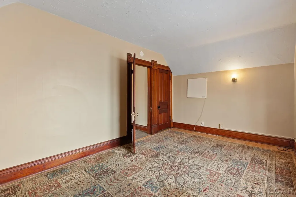 907 E Hunt Street Adrian City MI 49221