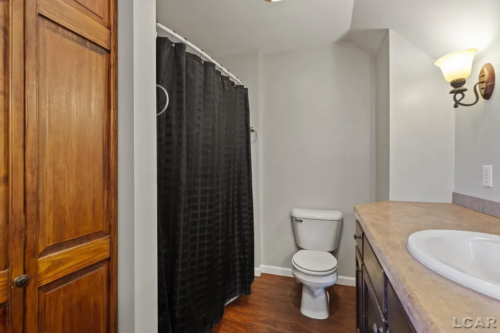 907 E Hunt Street Adrian City MI 49221