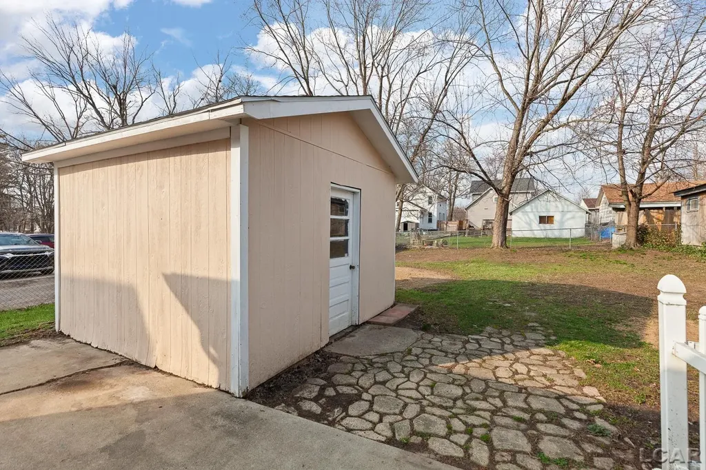 907 E Hunt Street Adrian City MI 49221