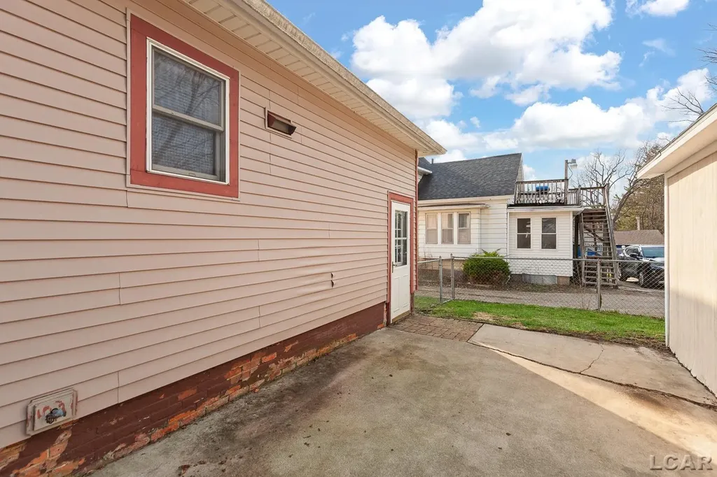 907 E Hunt Street Adrian City MI 49221