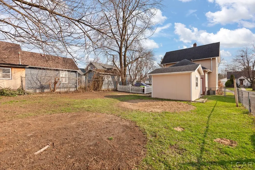 907 E Hunt Street Adrian City MI 49221