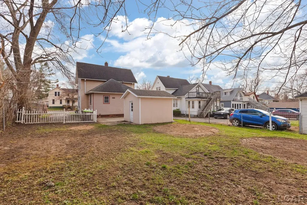 907 E Hunt Street Adrian City MI 49221
