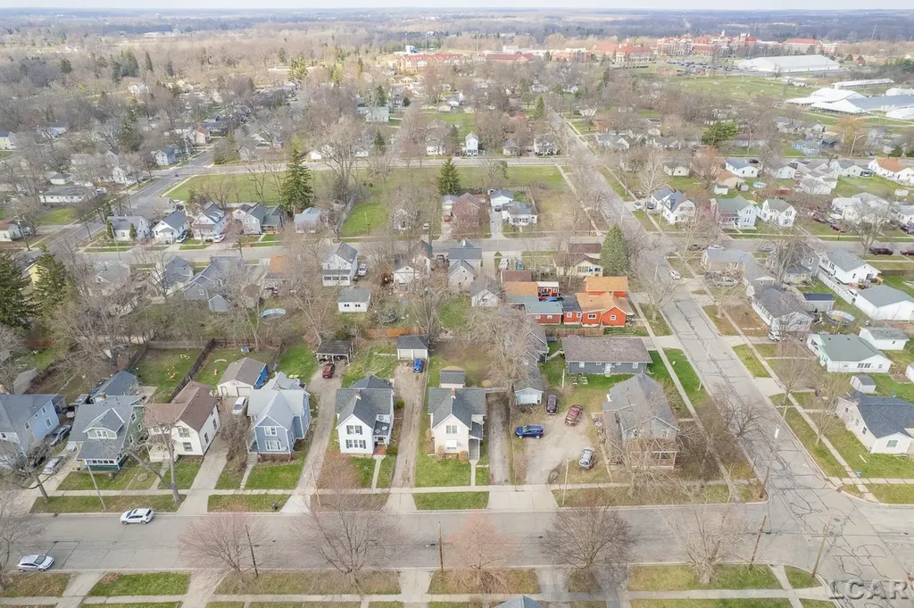 907 E Hunt Street Adrian City MI 49221
