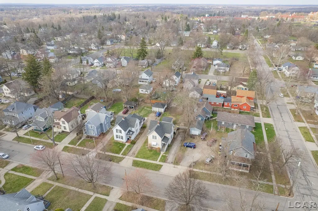 907 E Hunt Street Adrian City MI 49221