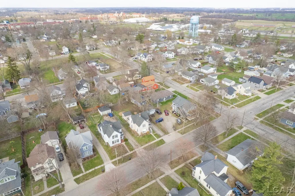 907 E Hunt Street Adrian City MI 49221