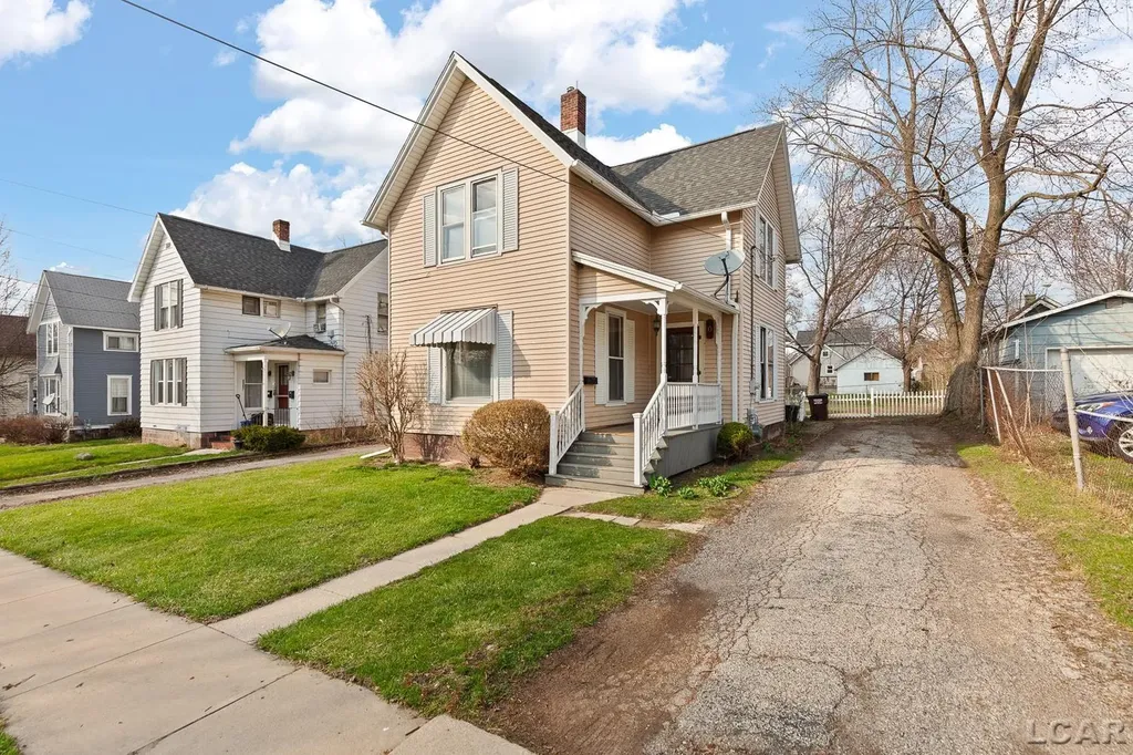 907 E Hunt Street Adrian City MI 49221