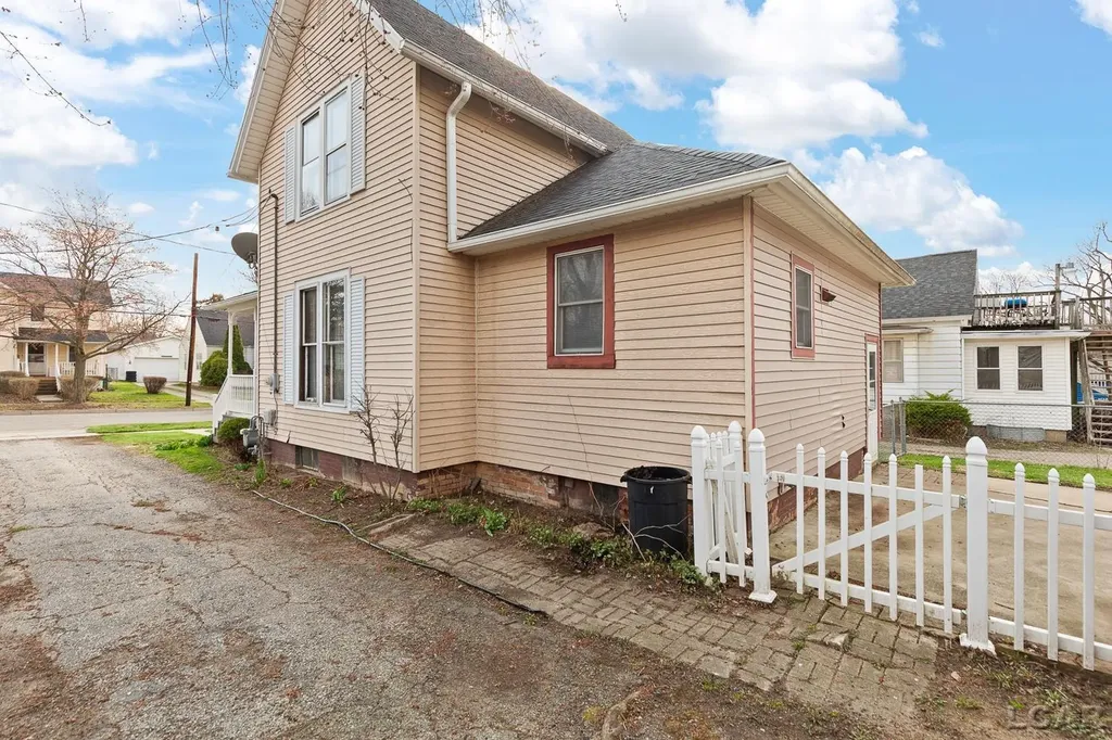 907 E Hunt Street Adrian City MI 49221