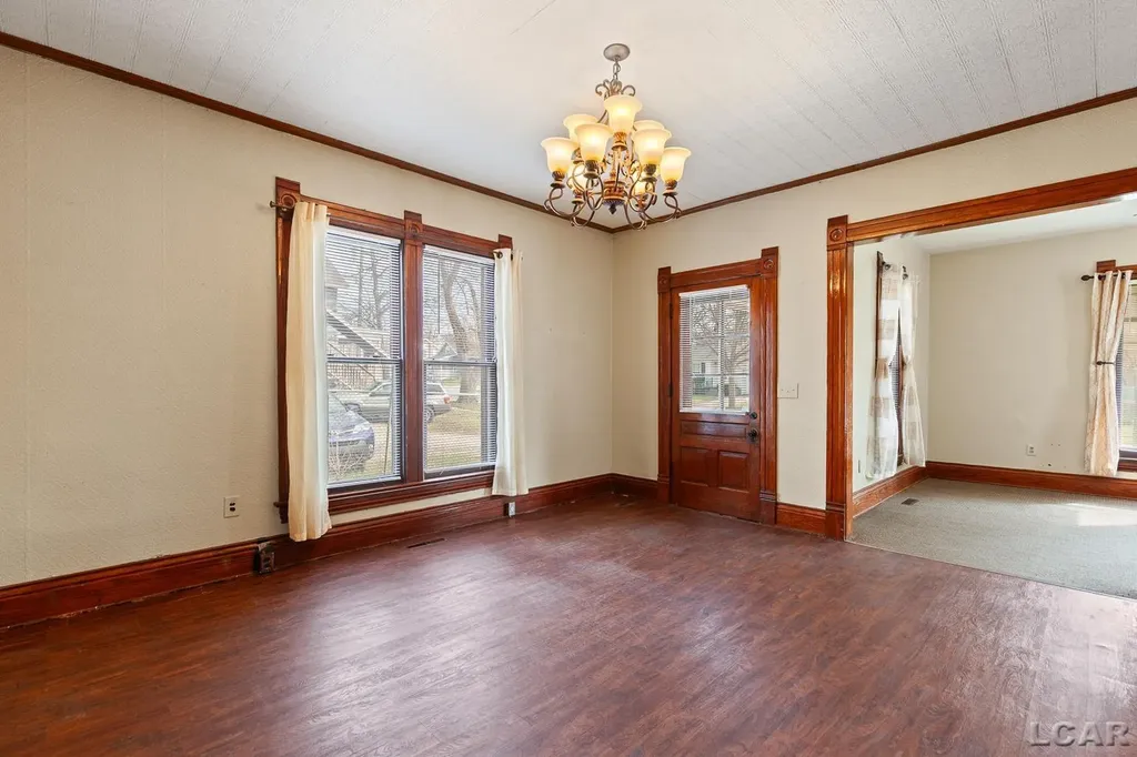 907 E Hunt Street Adrian City MI 49221