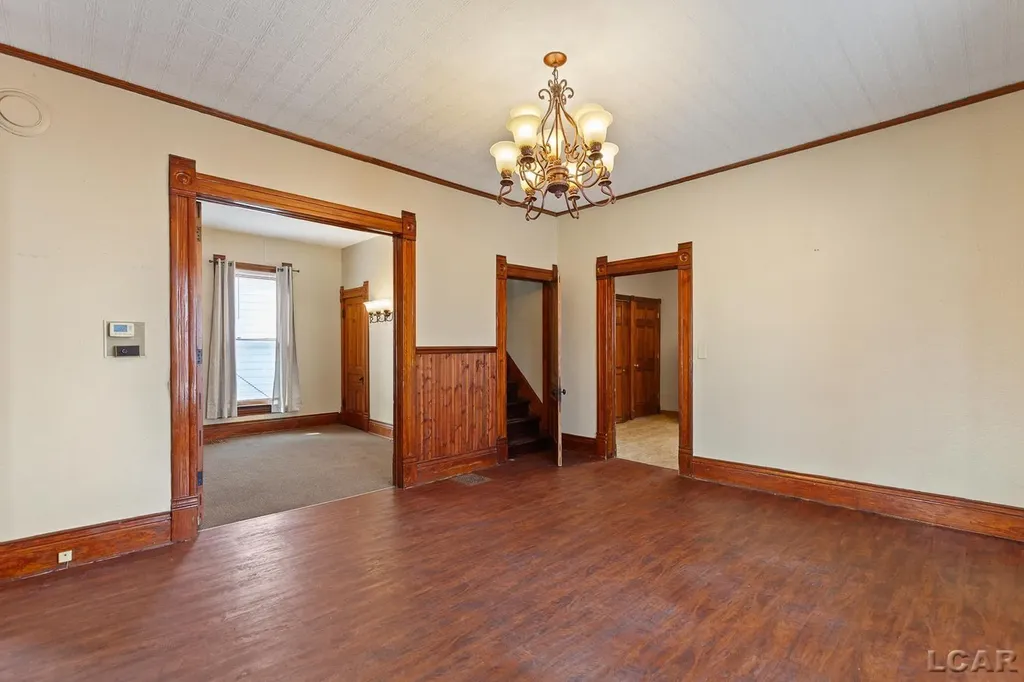 907 E Hunt Street Adrian City MI 49221