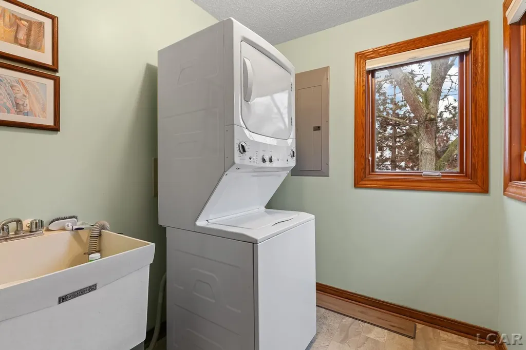 12301 Lakeshore Drive La Salle Township MI 48145