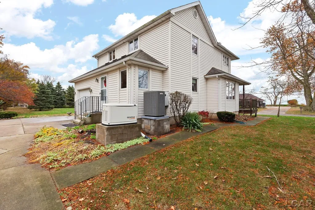 12301 Lakeshore Drive La Salle Township MI 48145
