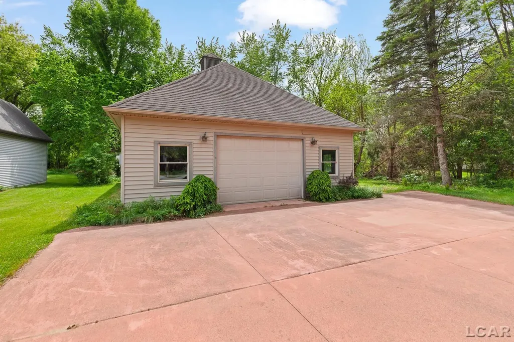25 S Shore Drive Woodstock Township MI 49220