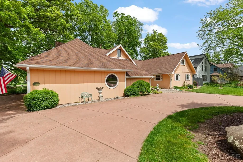 25 S Shore Drive Woodstock Township MI 49220