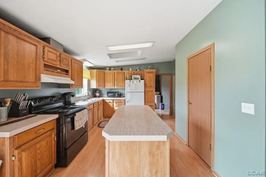 786 Brookview Drive Hudson City MI 49221