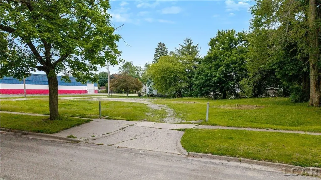 319 W Beecher Street Adrian City MI 49221