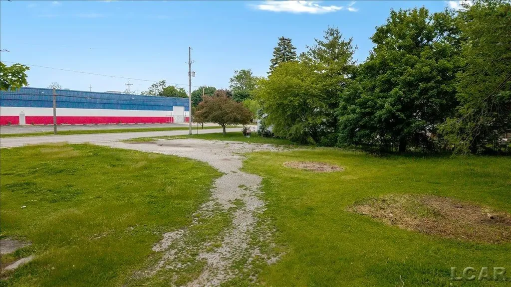 319 W Beecher Street Adrian City MI 49221