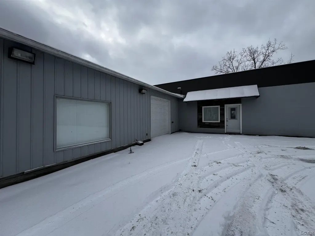 725 W Beecher Street Adrian City MI 49221