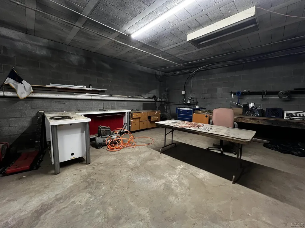 725 W Beecher Street Adrian City MI 49221