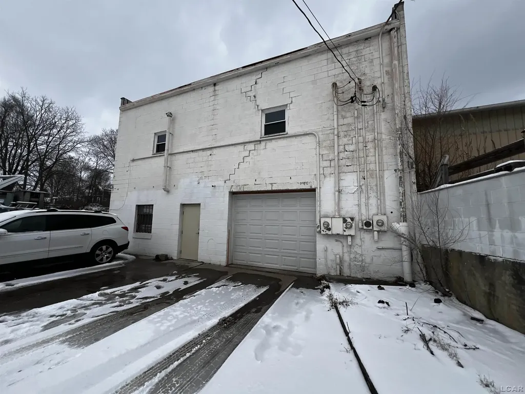 725 W Beecher Street Adrian City MI 49221