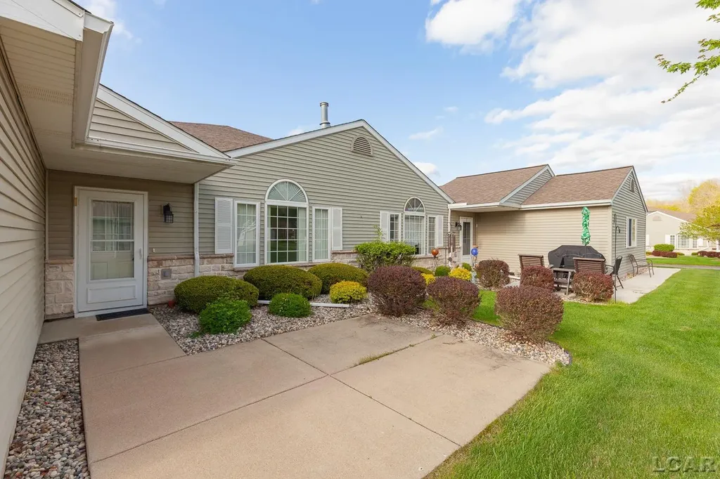 2303 Lakewood Drive Madison Charter Township MI 49221