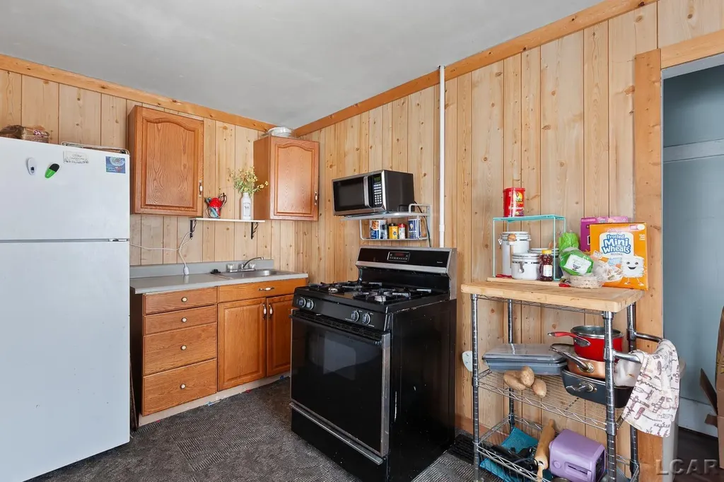 632 Division Street Adrian City MI 49221