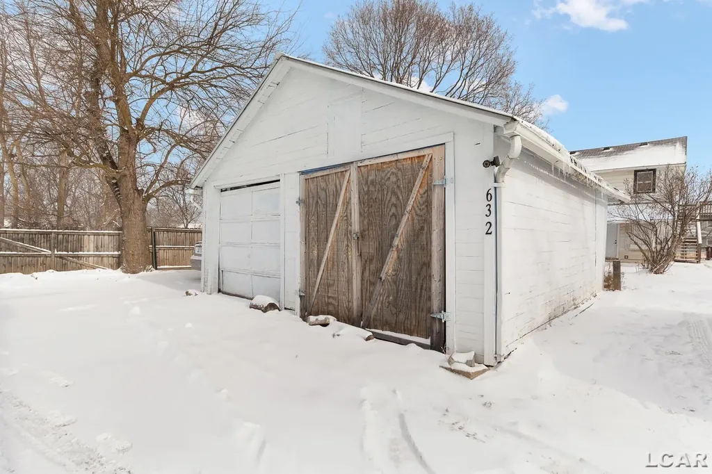 632 Division Street Adrian City MI 49221