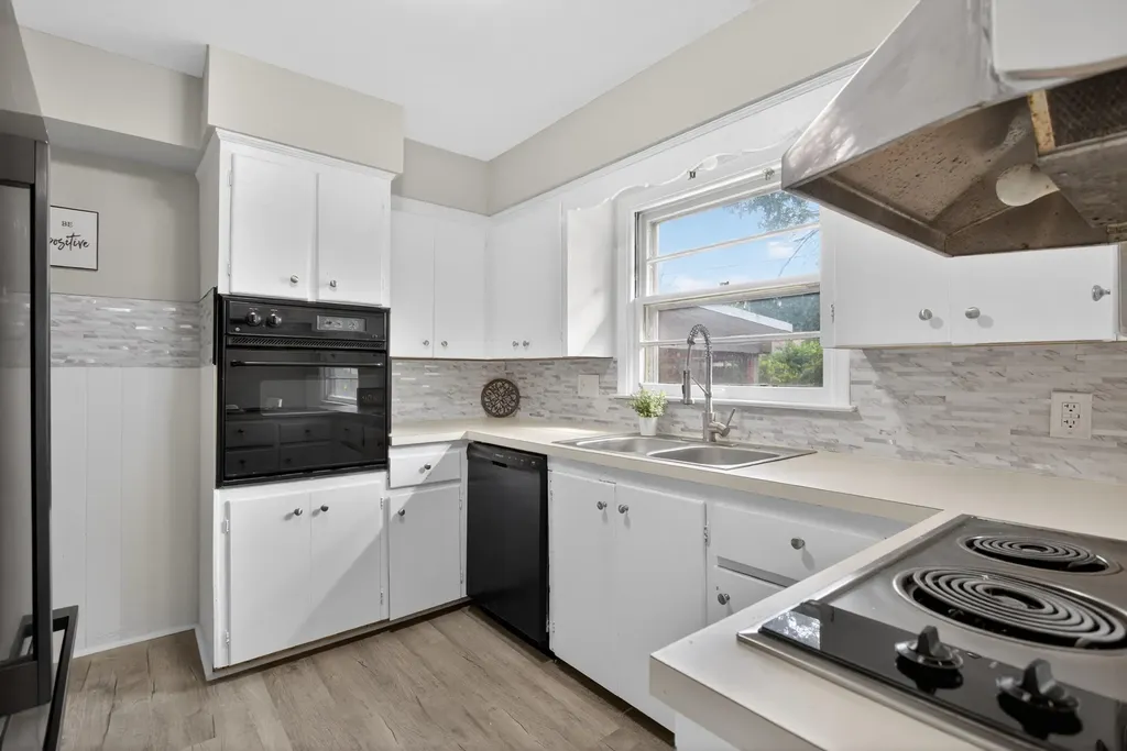 2136 Bruce Avenue Lansing City MI 48915