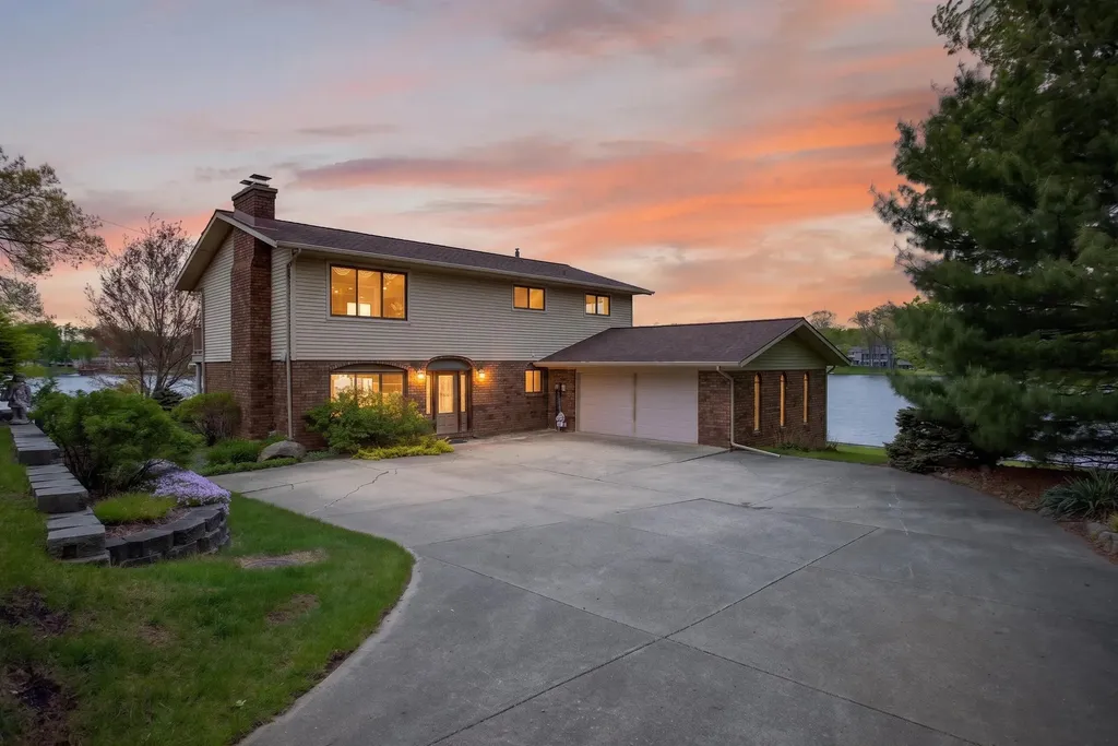 332 Riviera Drive Columbia Township MI 49230
