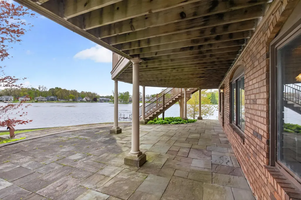 332 Riviera Drive Columbia Township MI 49230