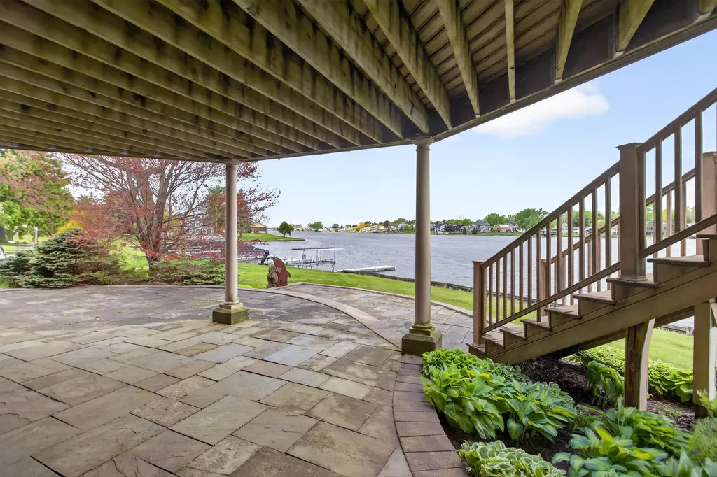332 Riviera Drive Columbia Township MI 49230