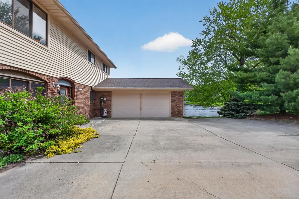 332 Riviera Drive Columbia Township MI 49230