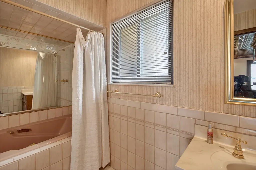 332 Riviera Drive Columbia Township MI 49230
