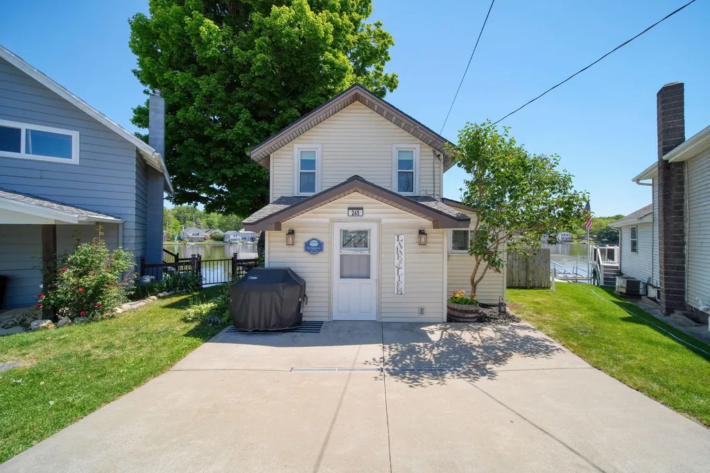 245 Duryeas Point Leoni Township MI 49254