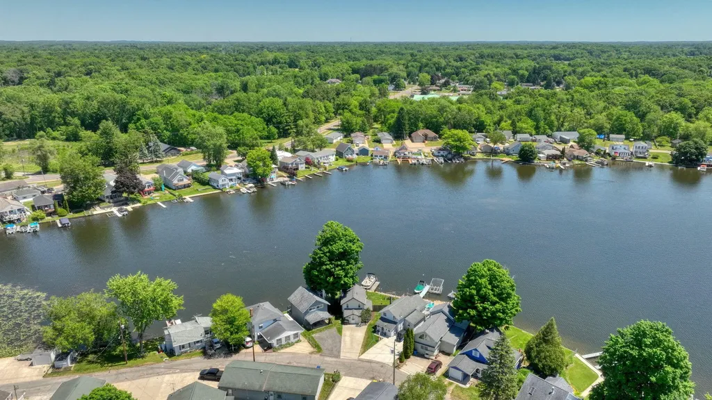 245 Duryeas Point Leoni Township MI 49254