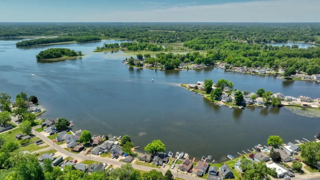 245 Duryeas Point Leoni Township MI 49254