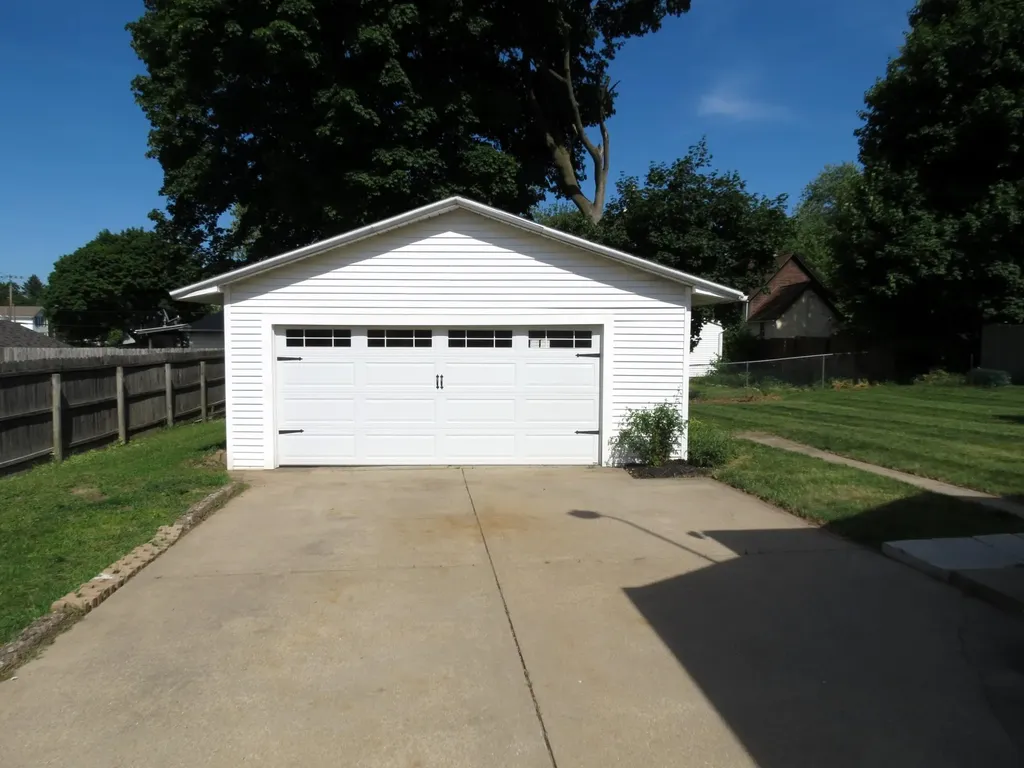 743 Ellery Avenue Jackson City MI 49202