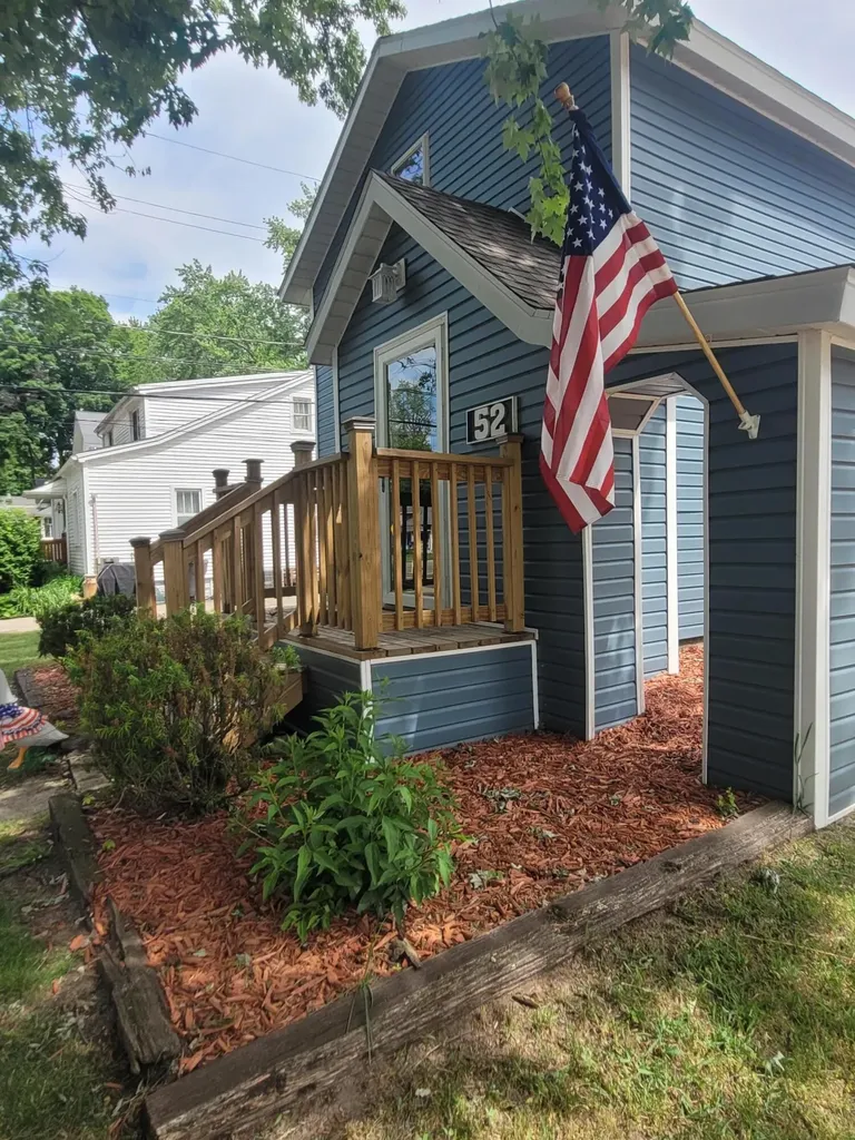 52 W Bacon Street Hillsdale City MI 49242