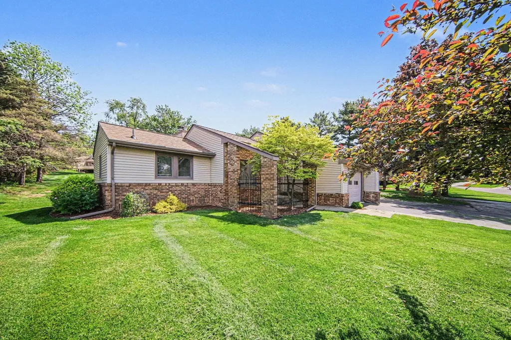 2810 S Wood Dale Drive Summit Township MI 49203