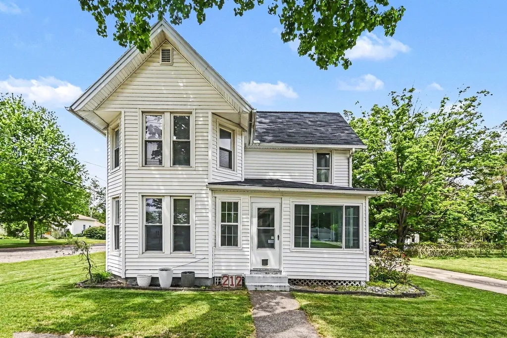 212 Washington Street Leslie City MI 49251