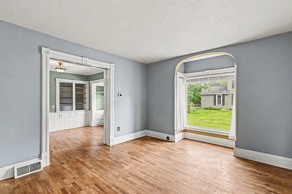 212 Washington Street Leslie City MI 49251