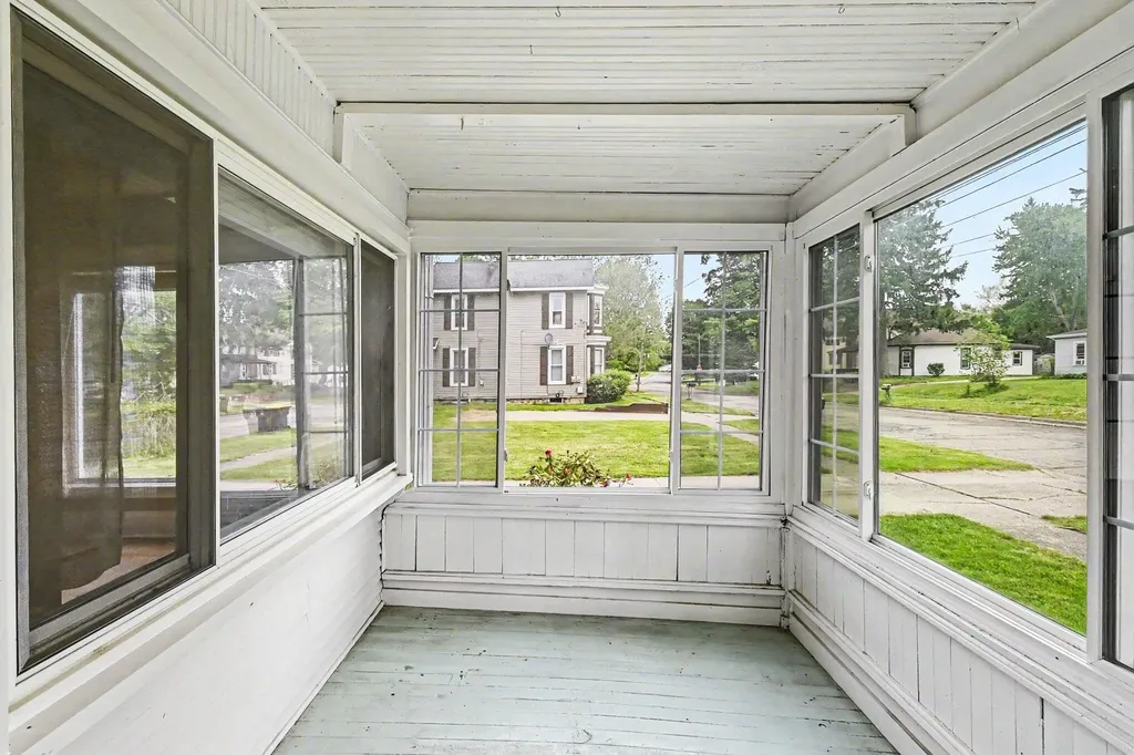 212 Washington Street Leslie City MI 49251