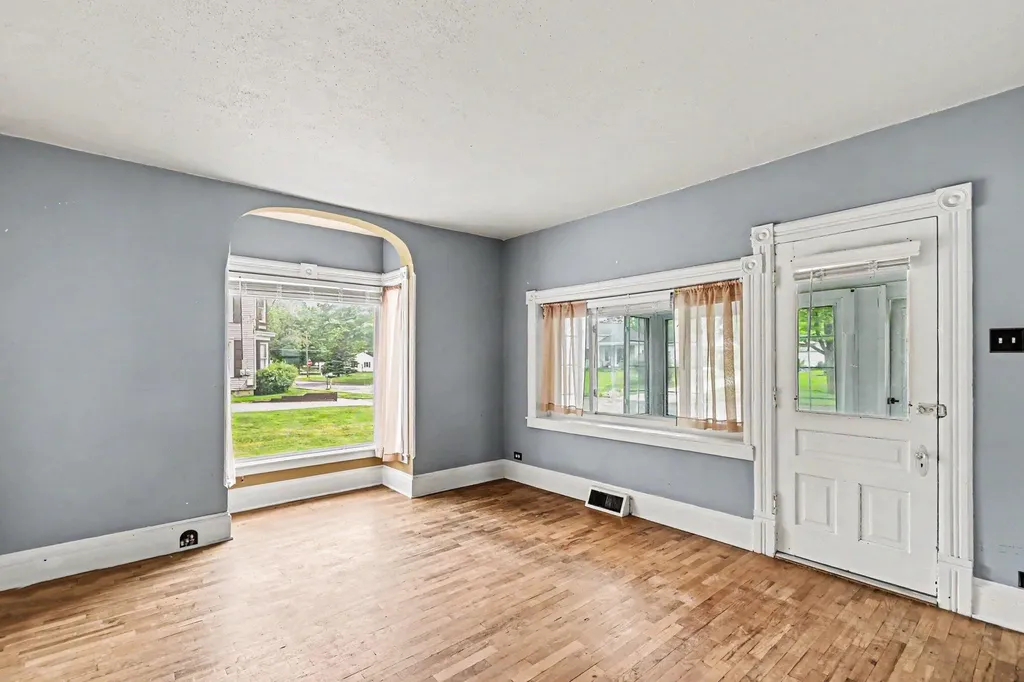 212 Washington Street Leslie City MI 49251