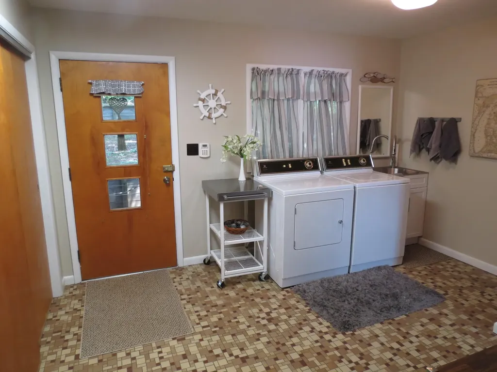 890 White Lake Road Henrietta Township MI 49272