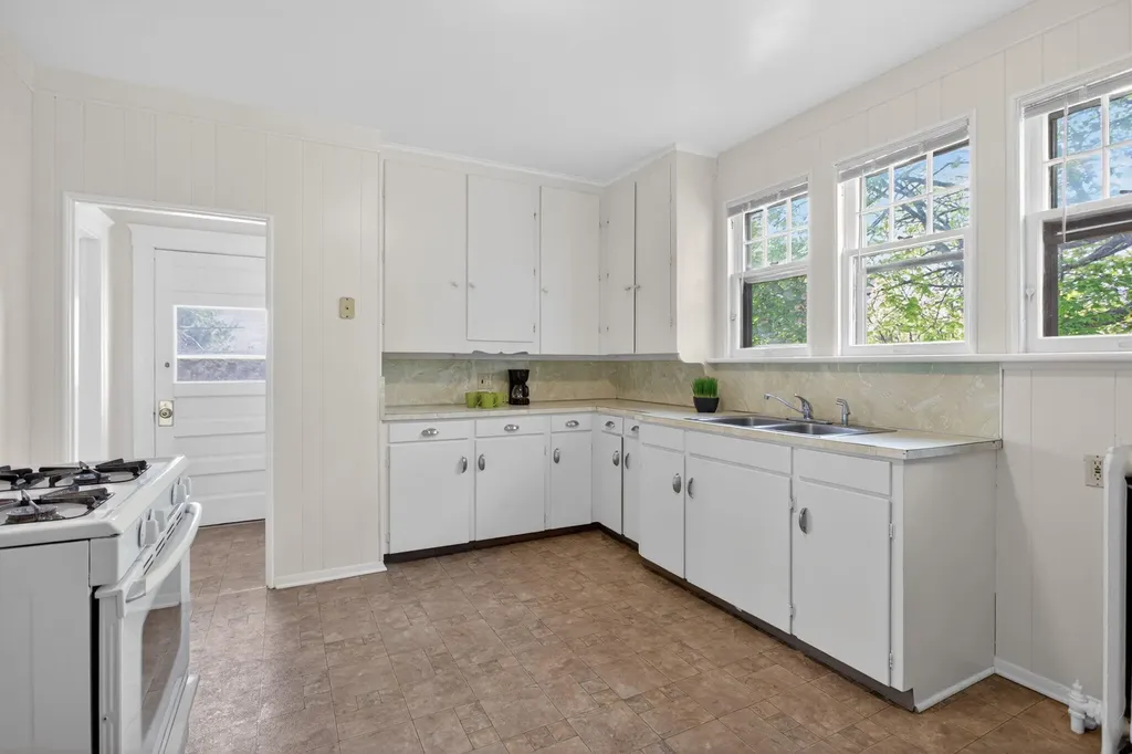 302 Ellery Avenue Jackson City MI 49201
